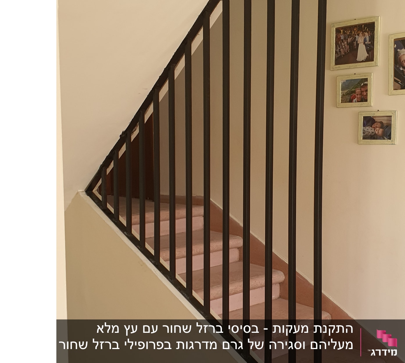 מסגרות תמונות על קיר ליד מדרגות